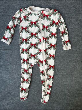 Kyte BABY Cream Footed One-Piece with Red Bow & Green Wreath Print